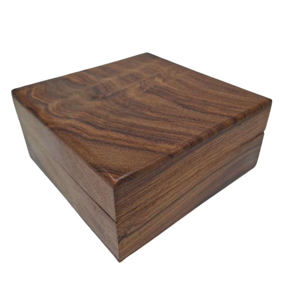 Elegant trækasse med marineblåt indlæg 14x14x6,5 cm med mulighed for personlig gravering