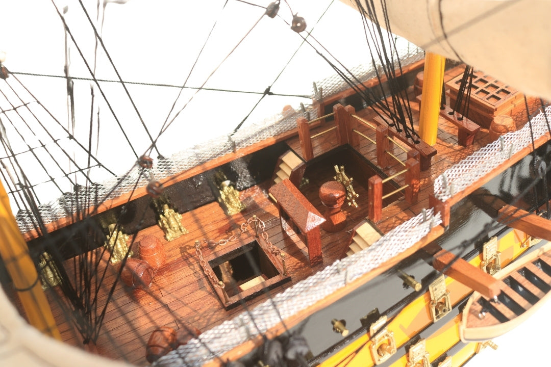 Samlet model af sejlskibet HMS Victory 80cm med mulighed for personlig gravering - eksklusiv dekoration som gave, håndlavet af eksotisk træ, høj kvalitet og sans for detaljer