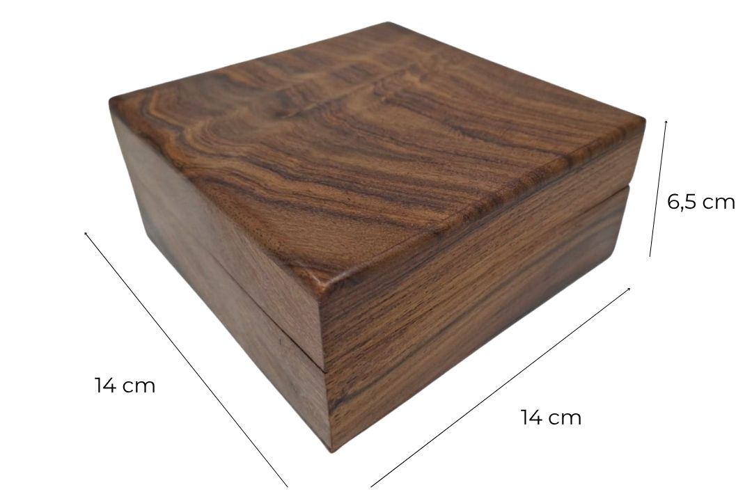 Elegant trækasse med marineblåt indlæg 14x14x6,5 cm med mulighed for personlig gravering
