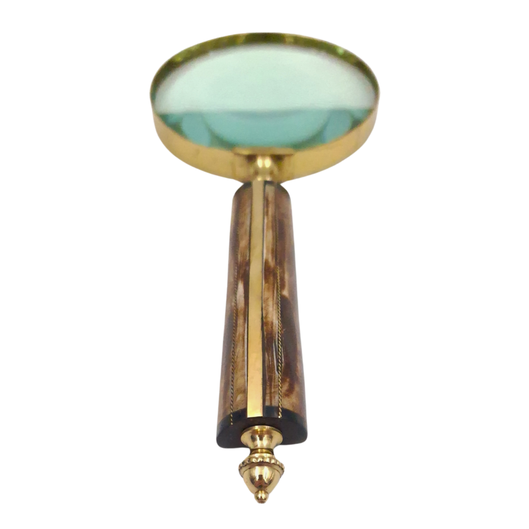 Forstørrelsesglas MFM med messingindfatning og knoglehåndtag, 3.5x forstørrelse, mulighed for personlig gravering, ideel som gave til samlere, guld- og hvid/cremefarvet, mål 10 x 23 x 1.9 cm