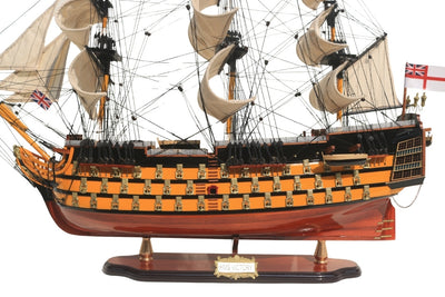 Samlet model af sejlskibet HMS Victory 80cm med mulighed for personlig gravering - eksklusiv dekoration som gave, håndlavet af eksotisk træ, høj kvalitet og sans for detaljer