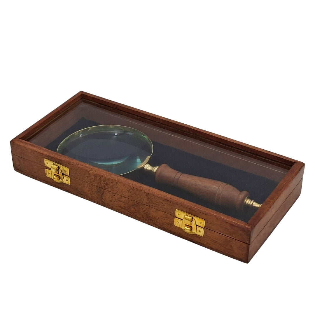 Forstørrelsesglas med Træhåndtag og Messingdetaljer i Elegant Kasse med Glaslåg - Perfekt Gave med Mulighed for Gravering - Mål 23 x 10 cm, Naturlige Materialer