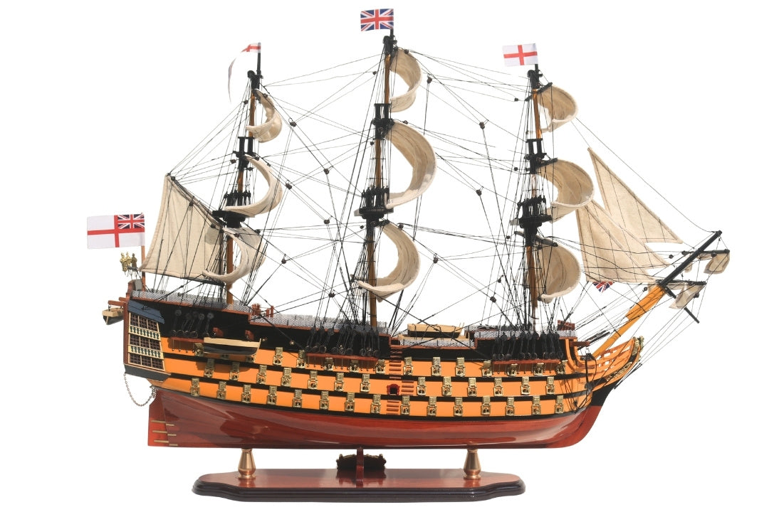 Samlet model af sejlskibet HMS Victory 80cm med mulighed for personlig gravering - eksklusiv dekoration som gave, håndlavet af eksotisk træ, høj kvalitet og sans for detaljer