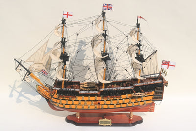 Samlet model af sejlskibet HMS Victory 80cm med mulighed for personlig gravering - eksklusiv dekoration som gave, håndlavet af eksotisk træ, høj kvalitet og sans for detaljer