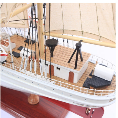 Eksklusiv model af sejlskibet Dar Pomorza 82 cm med mulighed for personlig gravering