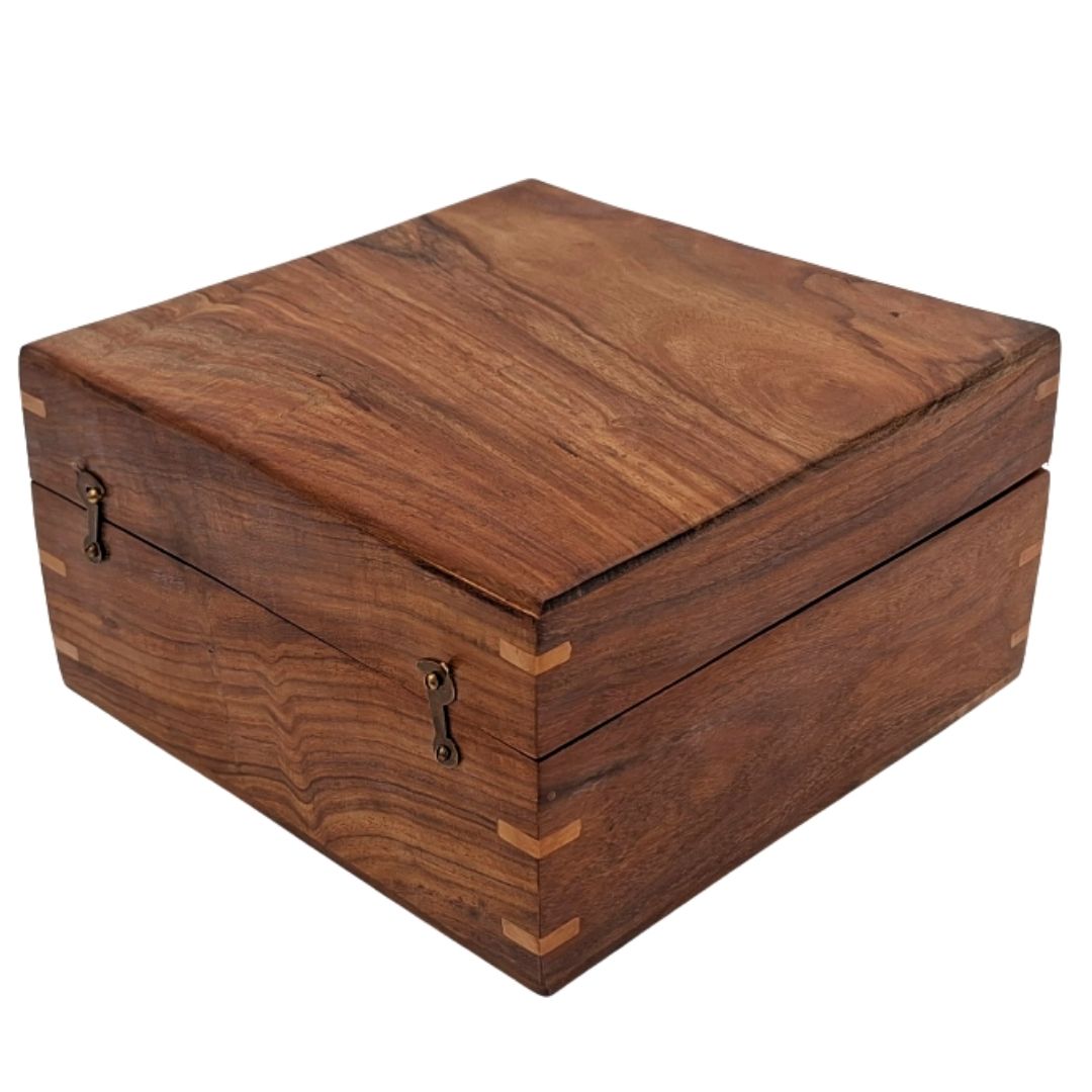 Elegant gaveæske i træ 20x20x11 cm med marineblåt indlæg og mulighed for personlig gravering