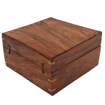 Elegant gaveæske i træ 20x20x11 cm med marineblåt indlæg og mulighed for personlig gravering