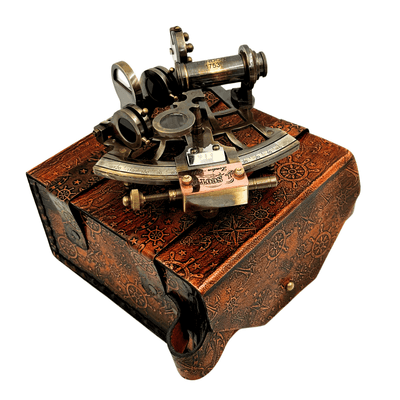 Messing Sekstant Retro i Læderetui - Elegant Navigationsinstrument med Mulighed for Gravering - Perfekt Gave til Sejlere og Historieentusiaster - Mål 13x12x7 cm