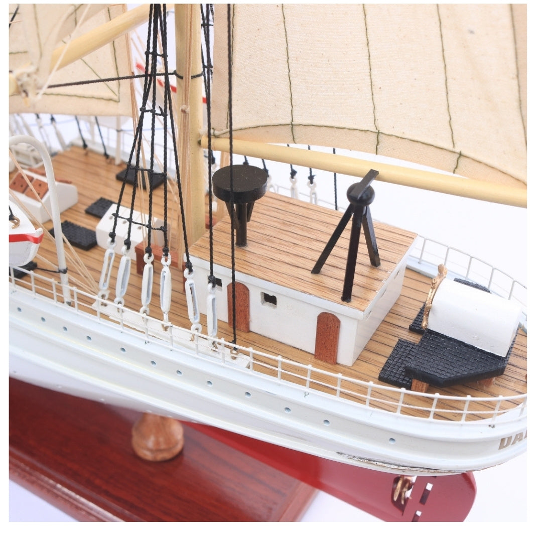 Eksklusiv model af sejlskibet Dar Pomorza 82 cm med mulighed for personlig gravering