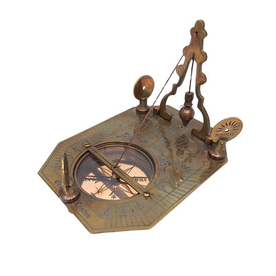 Elegant messingkompas med solur i trææske - Ideel gave til rejsende, retrostil, mål: 11.5 x 8.8 x 9.0 cm, materiale: messing og træ