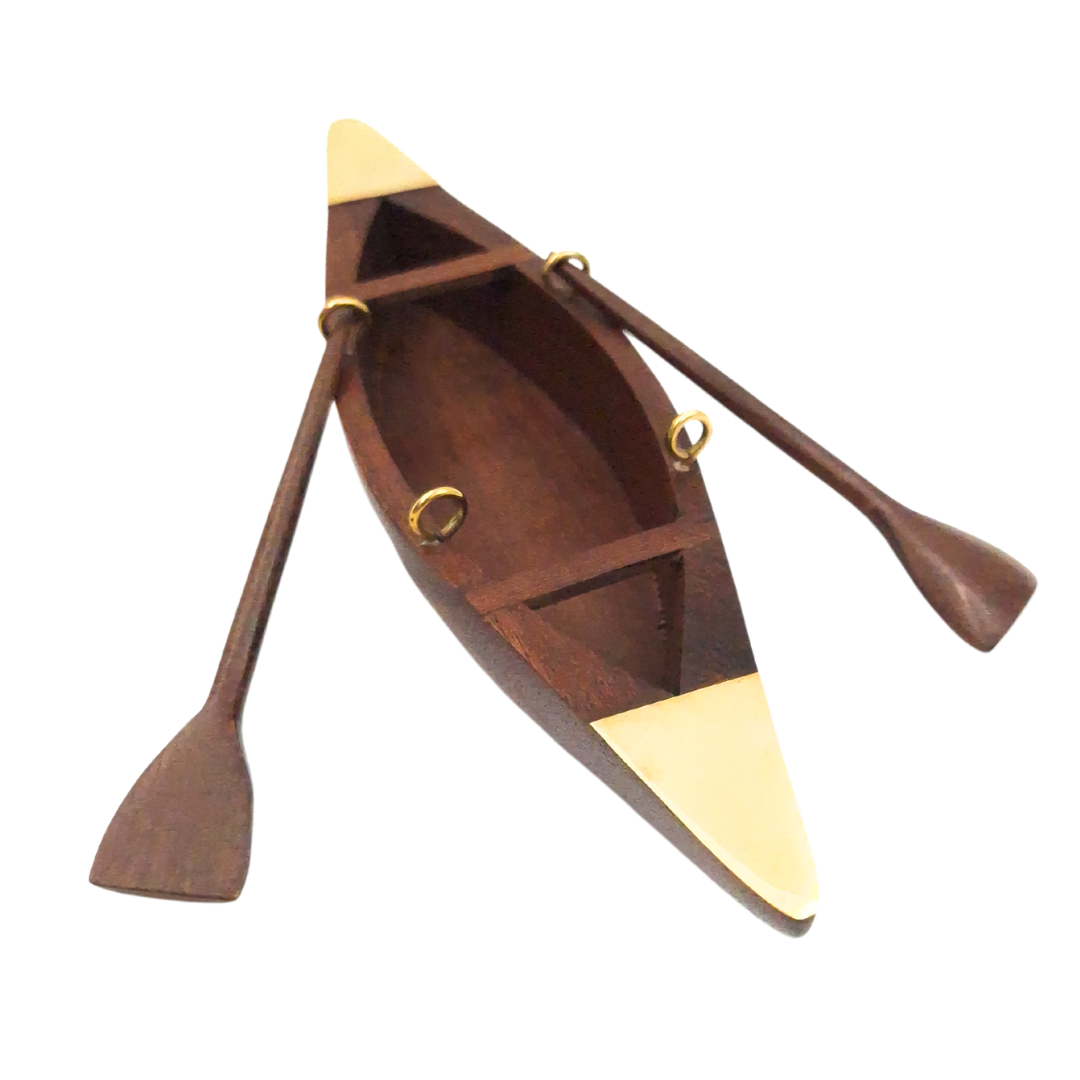 Elegant træmodel af en båd 25 cm - dekoration til skrivebordet med messingelementer - ideel gave til en sejler med mulighed for personlig gravering - maritim og retro stil