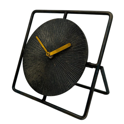 Elegant rundt metalur 20 cm, sort-guld – 4126