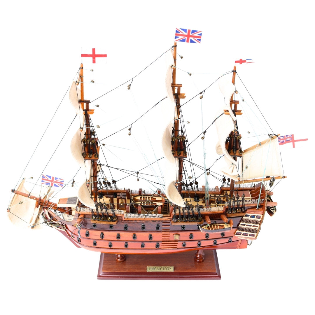 Samlet model af sejlskibet HMS Victory 54 cm - håndlavet replika med mulighed for personlig gravering - ideel gave til sejladsentusiaster - høj kvalitet, elegant træbase
