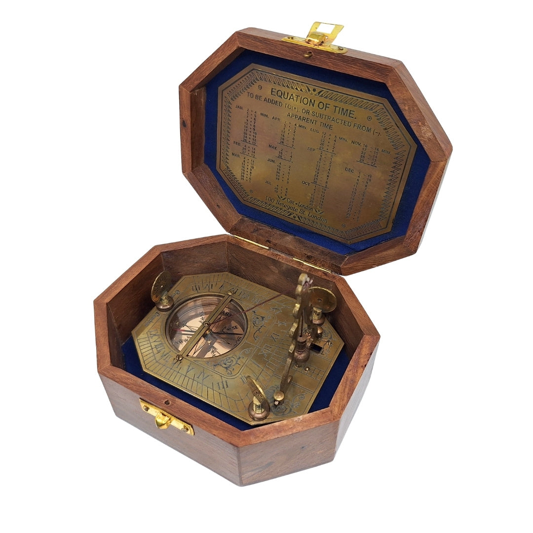 Elegant messingkompas med solur i trææske - Ideel gave til rejsende, retrostil, mål: 11.5 x 8.8 x 9.0 cm, materiale: messing og træ
