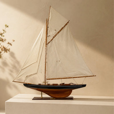 Stor model af yachten Columbia – Højde 104cm – COL