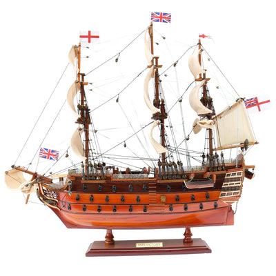 Samlet model af sejlskibet HMS Victory 54 cm - håndlavet replika med mulighed for personlig gravering - ideel gave til sejladsentusiaster - høj kvalitet, elegant træbase