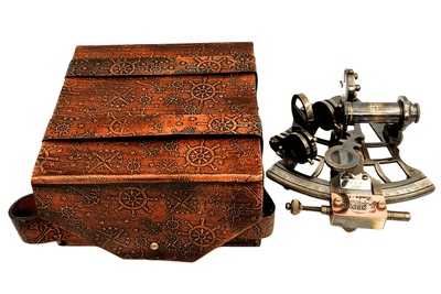 Messing Sekstant Retro i Læderetui - Elegant Navigationsinstrument med Mulighed for Gravering - Perfekt Gave til Sejlere og Historieentusiaster - Mål 13x12x7 cm