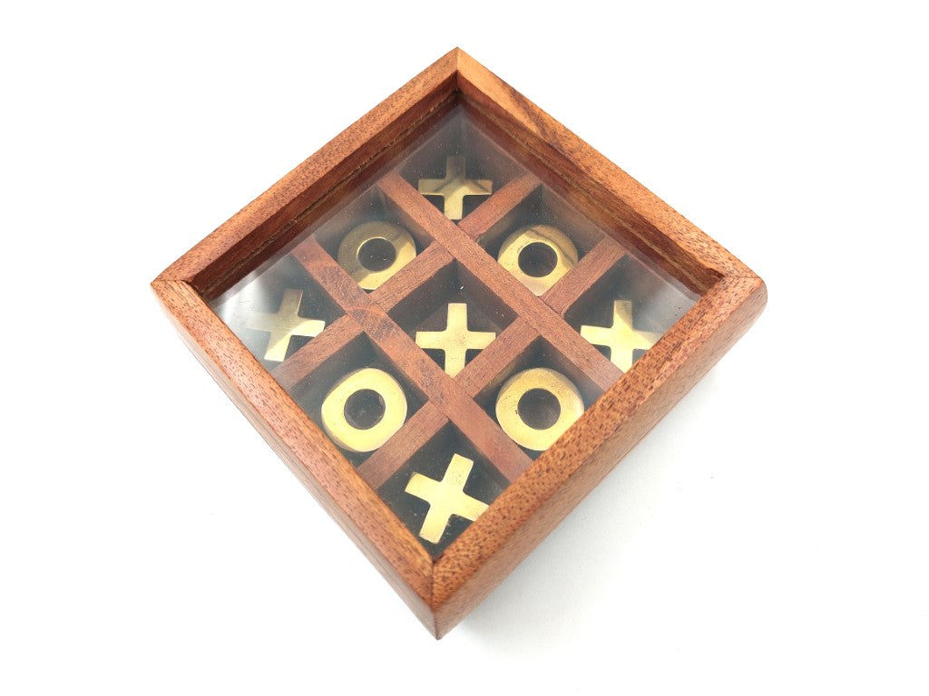 Kryds og bolle i æske med glaslåg G1044Z, mulighed for personlig gravering, elegant strategispil med træbrikker og messingdetaljer, ideel som gave til lærere og skoleledere, æskens mål 10 x 10 cm