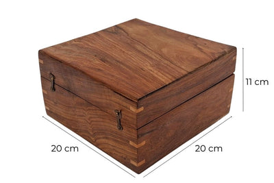 Elegant gaveæske i træ 20x20x11 cm med marineblåt indlæg og mulighed for personlig gravering