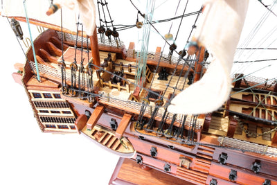 Samlet model af sejlskibet HMS Victory 54 cm - håndlavet replika med mulighed for personlig gravering - ideel gave til sejladsentusiaster - høj kvalitet, elegant træbase