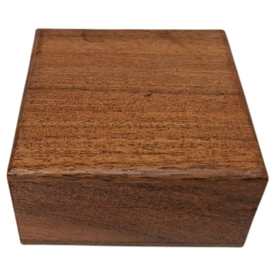 Gaveæske i træ 8x8 cm med marineblåt indlæg og mulighed for personlig gravering