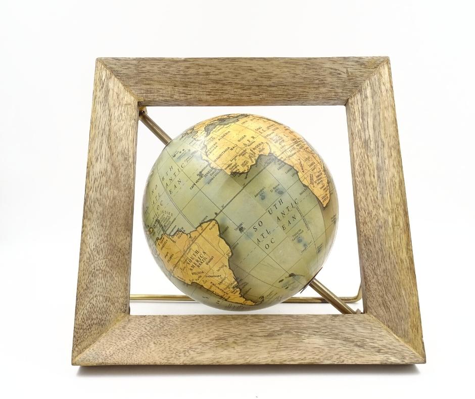 Dekorativ globus i træramme GLB-40
