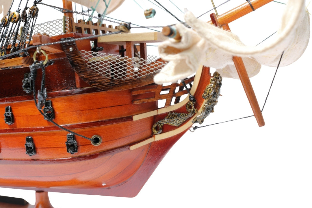 Samlet model af sejlskibet HMS Victory 54 cm - håndlavet replika med mulighed for personlig gravering - ideel gave til sejladsentusiaster - høj kvalitet, elegant træbase