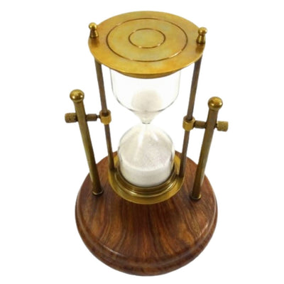 Messingtimeglas TMR-0200 på træfod med mulighed for personlig gravering – elegant skrivebordsgave, 20 cm højt, hvidt sand