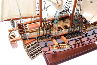 Samlet model af sejlskibet HMS Victory 54 cm - håndlavet replika med mulighed for personlig gravering - ideel gave til sejladsentusiaster - høj kvalitet, elegant træbase