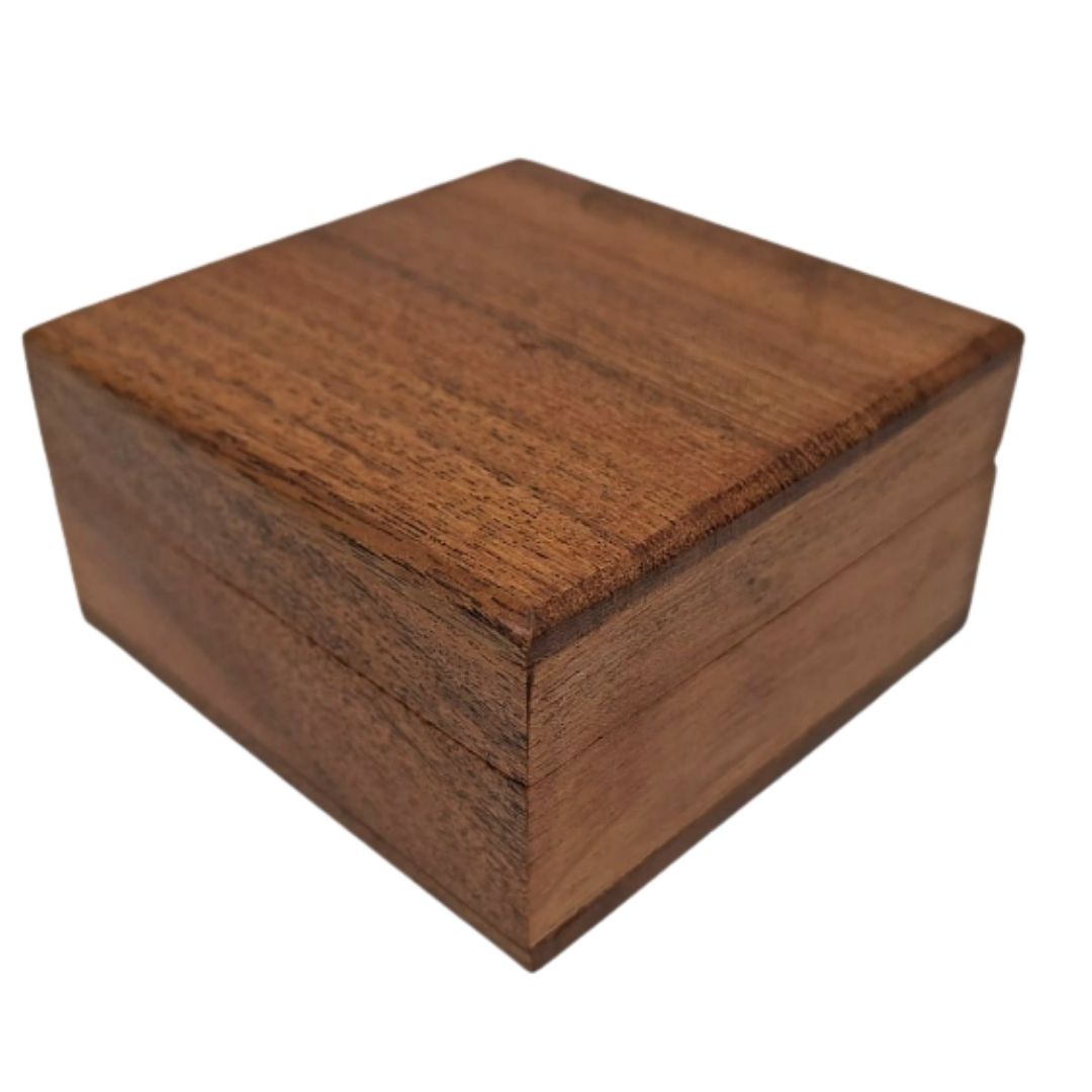 Gaveæske i træ 8x8 cm med marineblåt indlæg og mulighed for personlig gravering