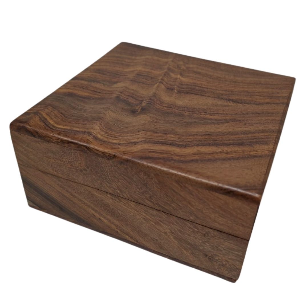 Elegant trækasse med marineblåt indlæg 14x14x6,5 cm med mulighed for personlig gravering