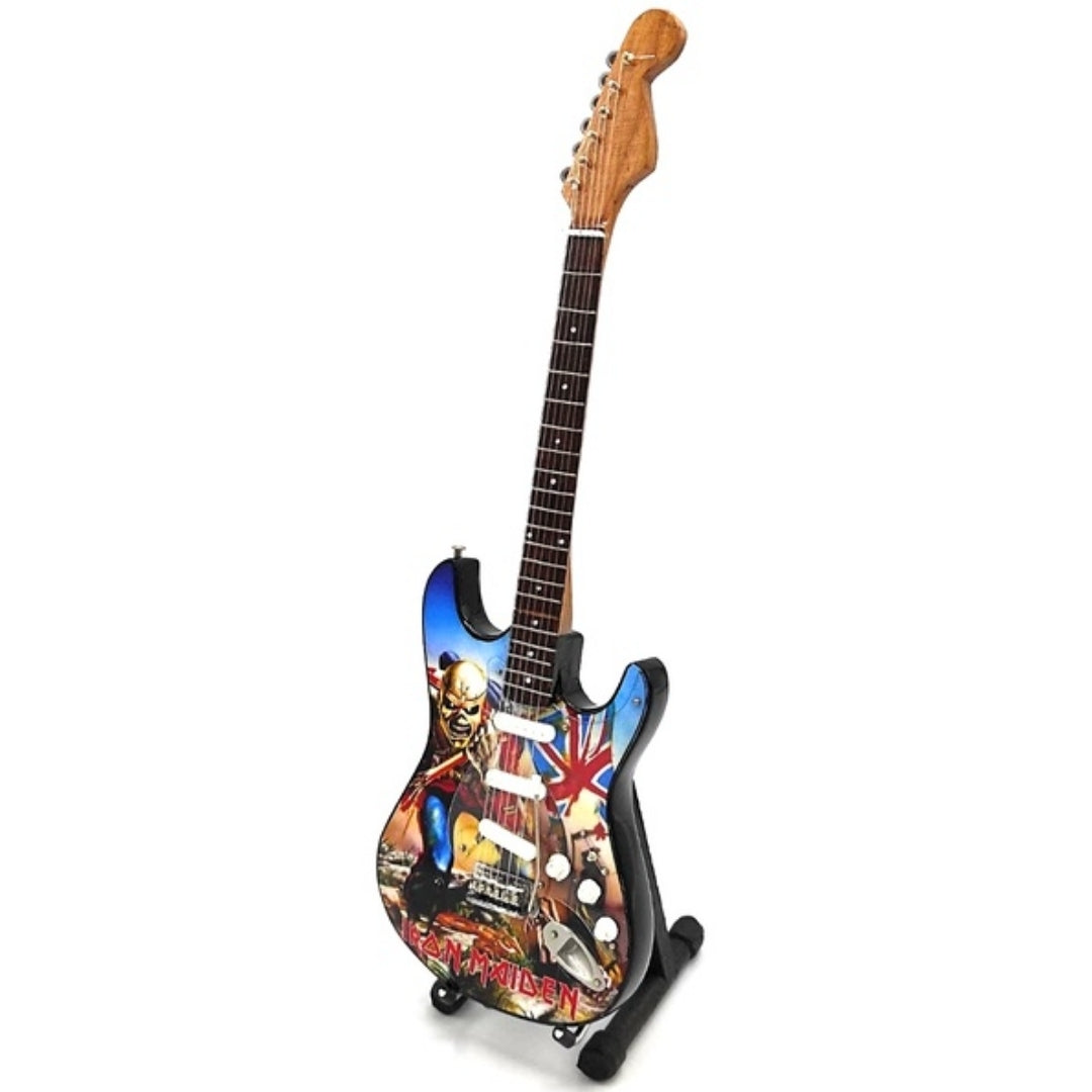 Mini dekorationsguitar Iron Maiden “The Trooper” af mahogni - håndlavet pynt til musikfans