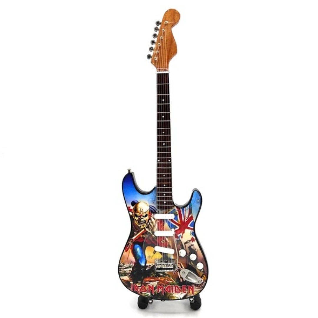 Mini dekorationsguitar Iron Maiden “The Trooper” af mahogni - håndlavet pynt til musikfans