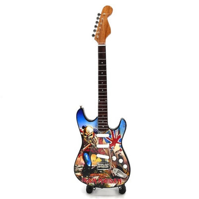 Mini dekorationsguitar Iron Maiden “The Trooper” af mahogni - håndlavet pynt til musikfans