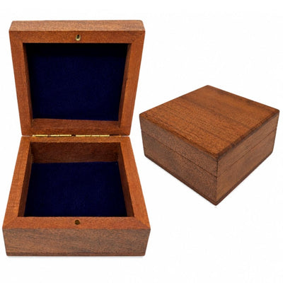 Gaveæske i træ 8x8 cm med marineblåt indlæg og mulighed for personlig gravering