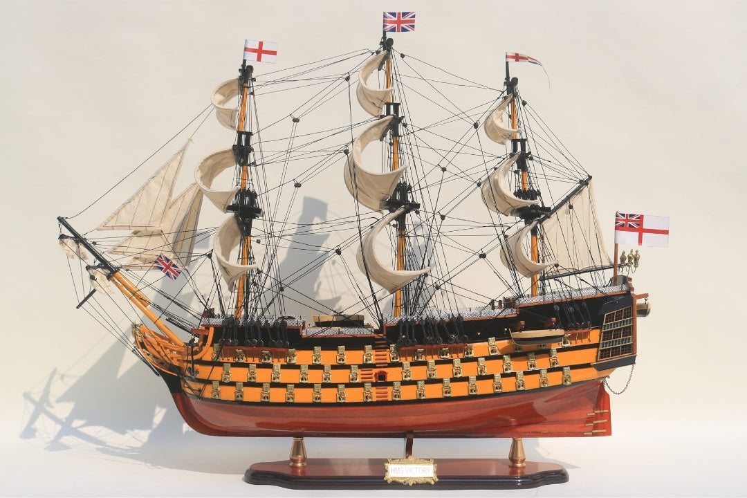 Samlet model af sejlskibet HMS Victory 80cm med mulighed for personlig gravering - eksklusiv dekoration som gave, håndlavet af eksotisk træ, høj kvalitet og sans for detaljer