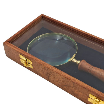 Forstørrelsesglas med Træhåndtag og Messingdetaljer i Elegant Kasse med Glaslåg - Perfekt Gave med Mulighed for Gravering - Mål 23 x 10 cm, Naturlige Materialer