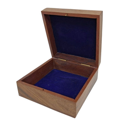 Elegant trækasse med marineblåt indlæg 14x14x6,5 cm med mulighed for personlig gravering
