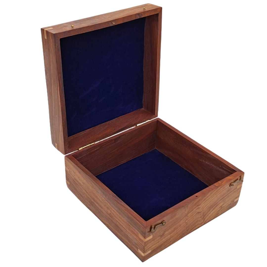 Elegant gaveæske i træ 20x20x11 cm med marineblåt indlæg og mulighed for personlig gravering