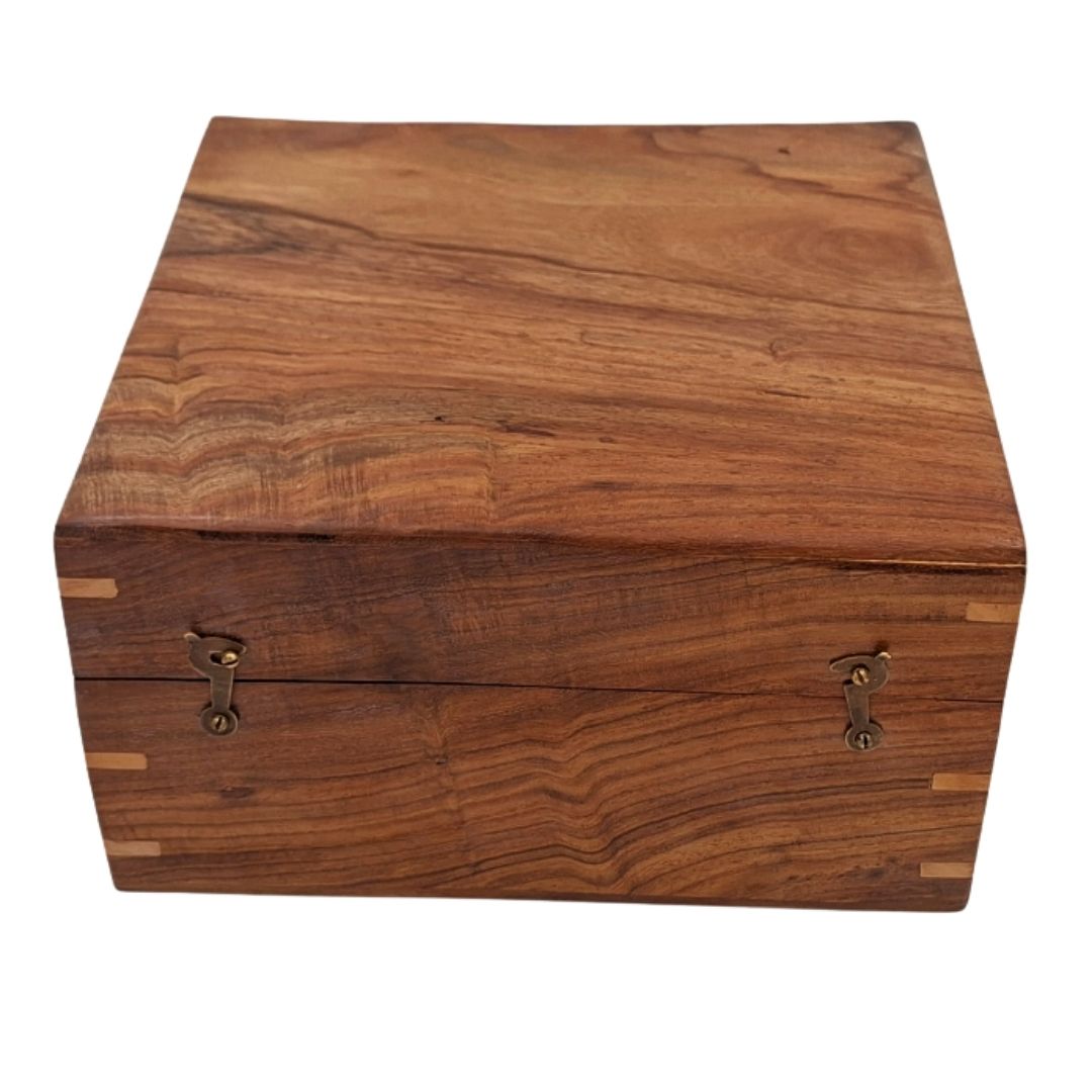 Elegant gaveæske i træ 20x20x11 cm med marineblåt indlæg og mulighed for personlig gravering