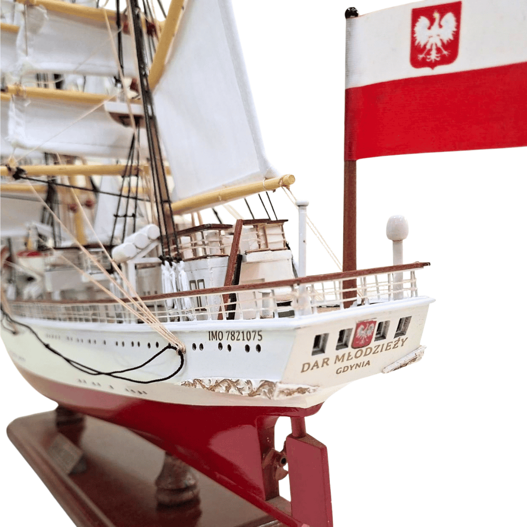 Eksklusiv model af sejlskibet Dar Młodzieży XXL 71 cm med mulighed for personlig gravering