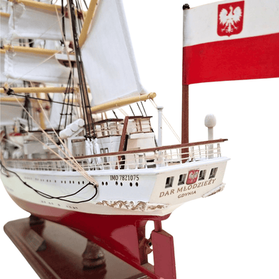 Eksklusiv model af sejlskibet Dar Młodzieży XXL 71 cm med mulighed for personlig gravering
