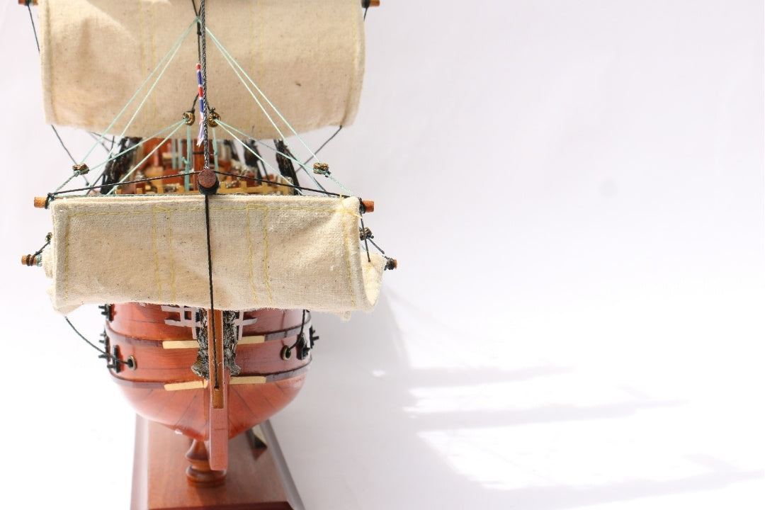 Samlet model af sejlskibet HMS Victory 54 cm - håndlavet replika med mulighed for personlig gravering - ideel gave til sejladsentusiaster - høj kvalitet, elegant træbase