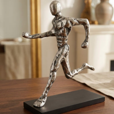 Metalstatuette af en løber med gravering