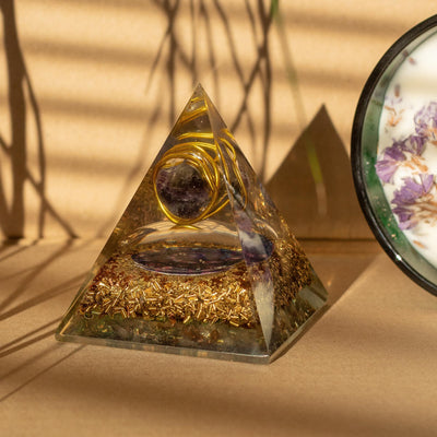 Orgonit Pyramide Mellem med Ametyst og Kobber 7x6 cm