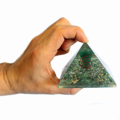 Magisk Orgonit Pyramide 70 mm - Engel med Esoteriske Genstande, Grønligt Indre og Håndlavet Finish