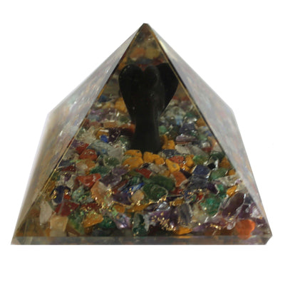 Magisk Orgonit Pyramide 70 mm - Engel med Esoteriske Genstande, Grønligt Indre og Håndlavet Finish