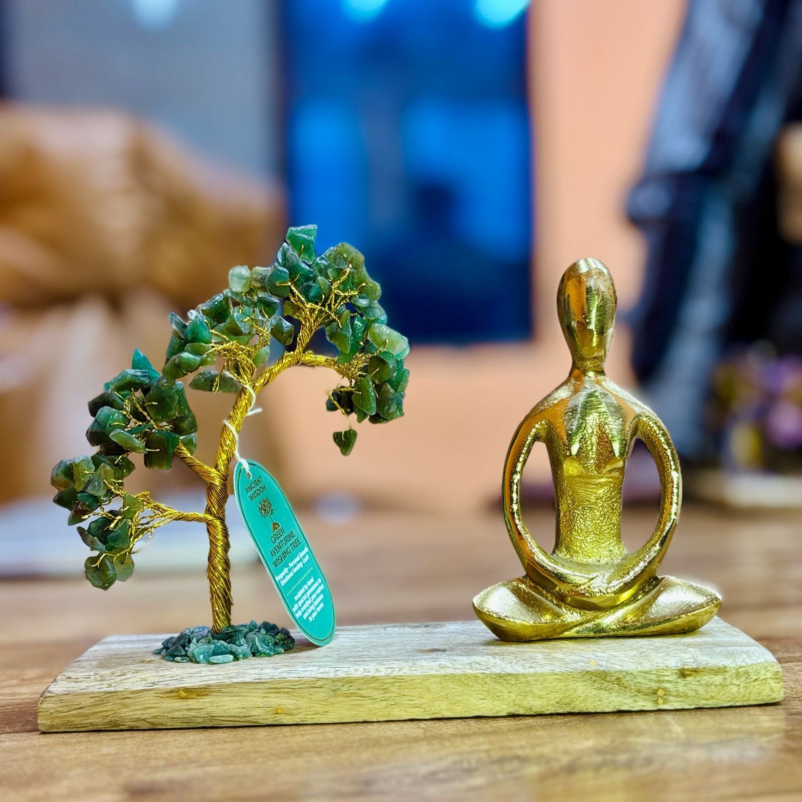 Yoga Haver med Ædelsten - Padmasana Position af Grøn Aventurin - Håndlavet Træ med 100 Sten - Elegant Figur i Guldton - Naturlig Træbase  