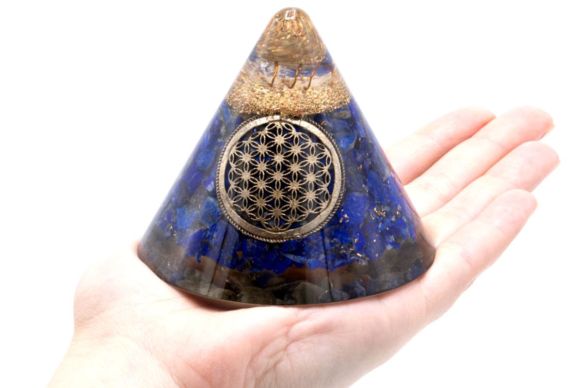 Orgonit Kegle Lapis Livets Blomst med Hængende Kvarts - 90 mm, Blå-Guld, Glas Resin og Metalspåner