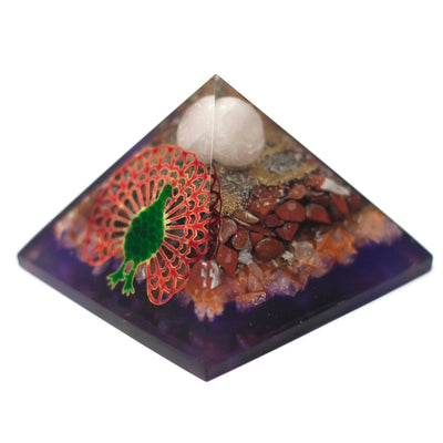 Orgonit Pyramide 70mm - Påfugl i Flerfarvet Design med Ædelsten og Kobber